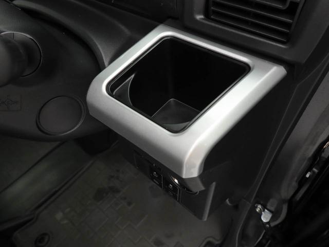 カップホルダーは運転席や助手席からちょうど手の届く位置です！！