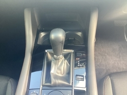 SKYACTIV-DRIVE：DCT、CVT、従来型のATなどすべてのトランスミッションの利点を集約した新世代高効率オートマチックトランスミッションは(燃費の良さ)、(ダイレクト感)、(なめらかな変速)を可能にしています。