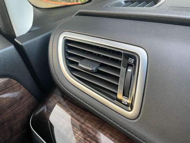 後部座席用のエアコン吹き出し口です。温度調整はできませんが、風量調整は可能となっております。