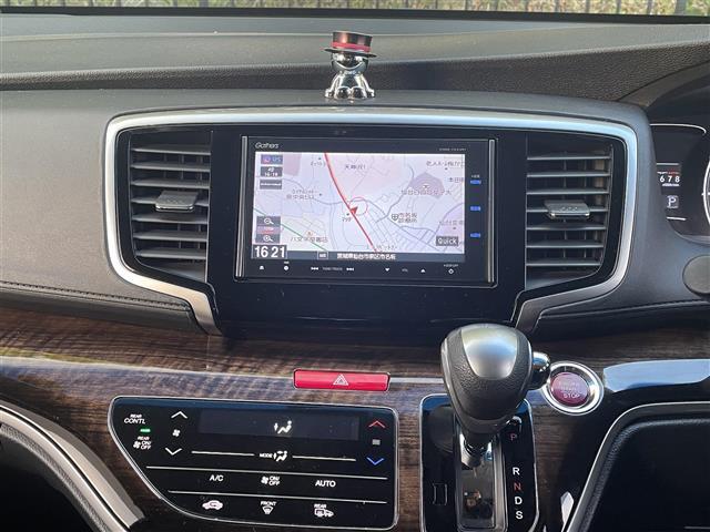 トランスミッションの変速のためのレバーです。  トランスミッションは、エンジンの出力を走行状況に合わせ変速するものです。 どのギアにするかを自分で選んで変速するのが、マニュアルシフトです。