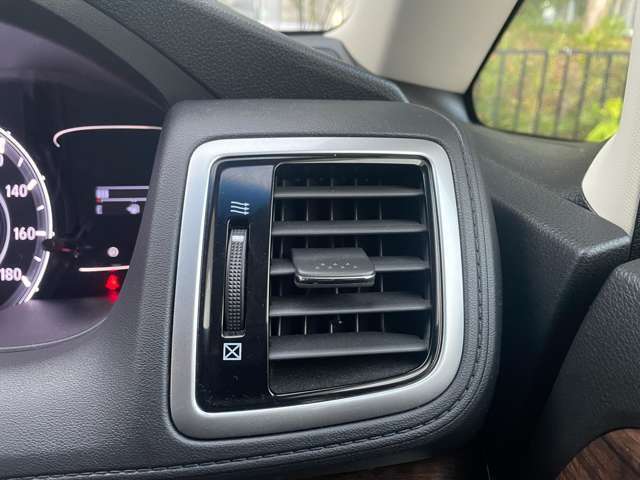 後部座席用のエアコン吹き出し口です。温度調整はできませんが、風量調整は可能となっております。