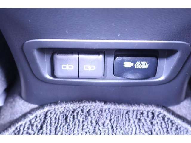 アクセサリーソケットや、携帯の充電などに便利なUSBポートを装備！車内にあると便利なアイテムのひとつですね