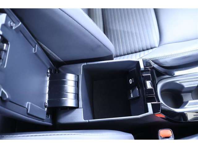 フロントシ-ト間にはセンターコンソール内に充電などに便利なUSBポートを装備