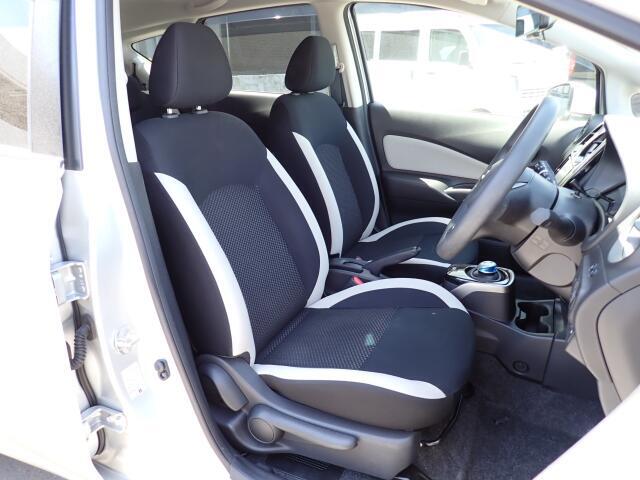 運転席も大きな擦れもなく状態良好です。