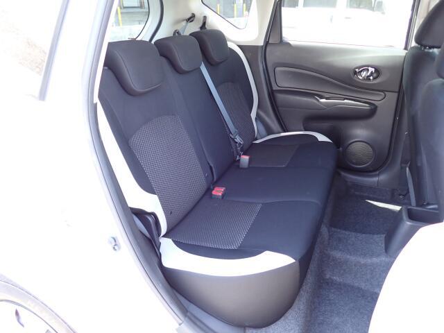 後部座席も大きな擦れもなく状態良好です。