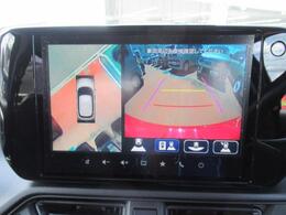 【全方位モニター】リバースに入れた際、車両全体を見渡している映像に切り替わります。また、見通しが悪い場所で便利な前方ワイド映像やすれ違いに便利な助手席側ワイド映像など切り替えが出来ますよ♪