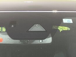 【スマートシティブレーキサポート】低速走行中に前方の車両等を認識し、衝突しそうな時は警報とブレーキで衝突回避と被害軽減をアシスト。より安全にドライブをお楽しみいただけます。