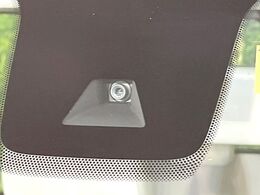 【エマージェンシーブレーキ】走行中に前方の車両等を認識し、衝突しそうな時は警報とブレーキで衝突回避と被害軽減をアシスト。より安全にドライブをお楽しみいただけます。