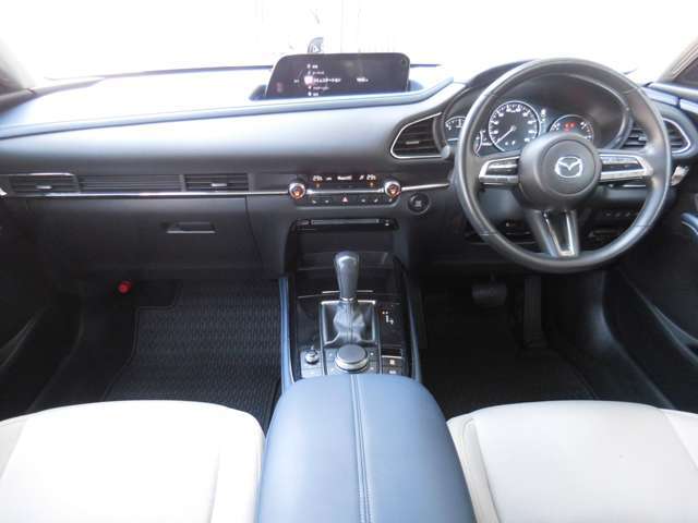 見晴らしが良く開放的な車内。視界も良好でストレス無く快適なドライブをご提供できます♪