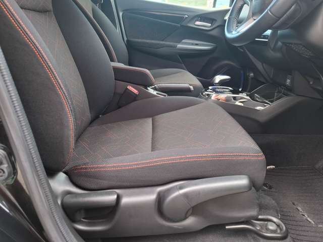 国家整備資格を持ったディーラー上りの整備士が点検、整備いたします。長年の経験を活かし、安心して乗って頂けるよう心がけております。ご購入後のアフターメンテナンスもお任せください。