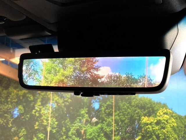 【デジタルインナーミラー】後席の大きな荷物や同乗者で後方が確認しづらい時でも安心！カメラが撮影した車両後方の映像をルームミラー内に表示。クリアな視界で状況の確認が可能です！