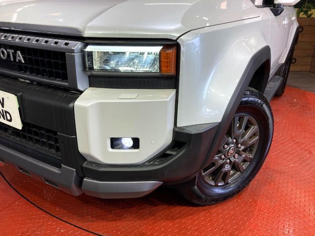 【LEDヘッドライト】悪天候や夜間走行時も良好な視界を確保し安心して運転できる高輝度LEDヘッドライトを装備！点灯速度が早く、消費電力も抑えられています。