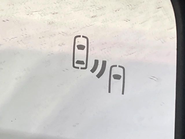 【ブラインドスポットモニター】走行中、ドアミラーの死角になりやすい箇所に後続車が接近するとサイドミラーのレンズに警告を表示！ドライバーに注意喚起をしてくれます。