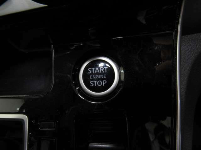 ★プシュスターター★ボタン一つでエンジン始動ができます。同時にエンジンにイモビライザーという装置でオーナーが持っている鍵が無いとエンジンがかけられない仕組みになっていて盗難防止にもなっているんです！
