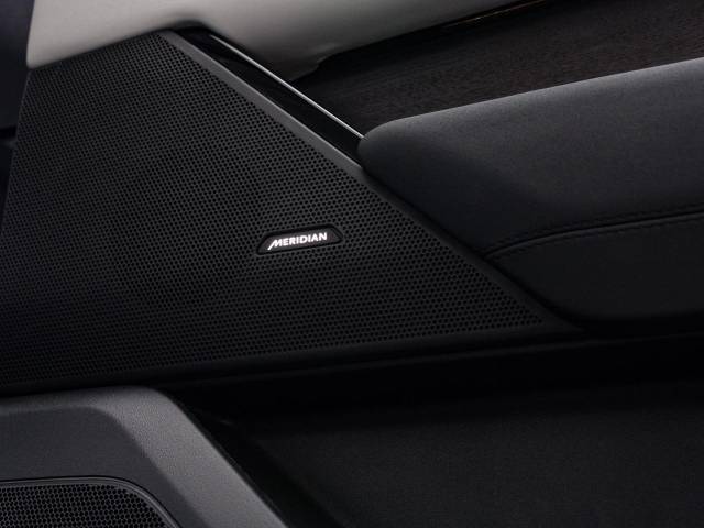 MERIDIANは英国のプレミアムオーディオブランドです。重低音から高音域までしっかりと再現でき、コンサートのような臨場感溢れる音響空間を実現します。どうぞ店頭にてご体感ください。