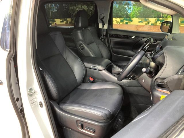 運転席シート廻りは使用感も少なく、良好な状態となっています。丁寧に使われていたことがよくわかりますね。