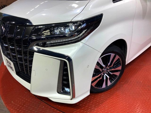 【LEDヘッドライト】悪天候や夜間走行時も良好な視界を確保し安心して運転できる高輝度LEDヘッドライトを装備！点灯速度が早く、消費電力も抑えられています。