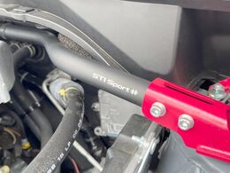 【STIタワーバー＆STIドロースティフナーF.R】剛性を高めるSTIパーツを装備。よりスムーズなコーナリング走行が可能となり、走りも楽しめます。
