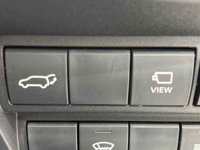【パワーバックドア】スマートキーや運転席のボタンを押すだけでリアゲートが自動で開閉します！荷物を持っている時や、高い位置にあるバックドアを閉める際に便利な機能です♪