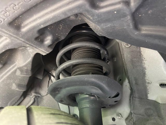 お車を安心してお乗りいただく為には、足回りの定期点検が欠かせません。サービスサポート（有償保証）では無料点検もご提供しており、安心のカーライフをお過ごしいただけるサポート体制が整っています。