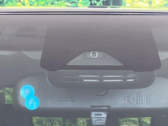 【トヨタセーフティセンス】走行中に前方の車両等を認識し、衝突しそうな時は警報とブレーキで衝突回避と被害軽減をアシスト。より安全にドライブをお楽しみいただけます。