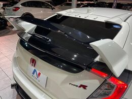 【専用リヤスポイラー】スポーツカーらしさがグッと引き立つ大型リヤスポイラーを装着♪高速走行時のスタビリティ（走行安定性）向上に役立ちます。