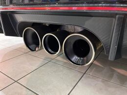 【センタートリプルマフラー】純正にはない個性あふれる「後ろ姿」を演出するセンタートリプルマフラー付き！ビジュアル・サウンド共にこだわりの一台に仕上がっております♪