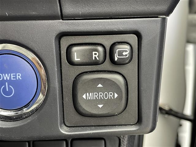 【電動格納ミラー】運転席のスイッチで、ドアミラーの開閉や角度の調整ができます。