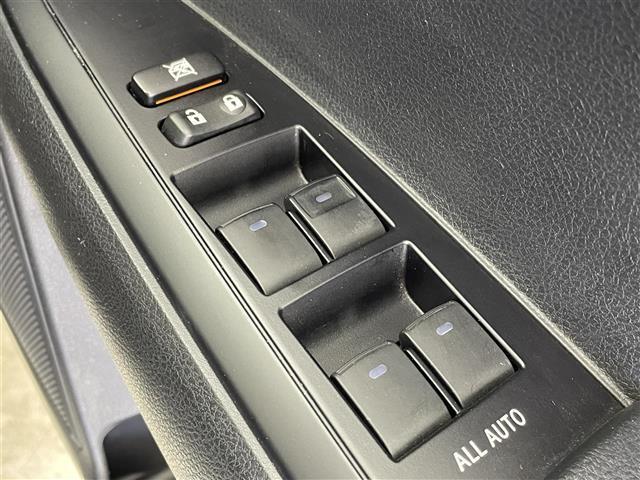 【パワーウインドウ】運転席のスイッチで、各席の窓ガラスの開閉ができます！あると便利ですよね！