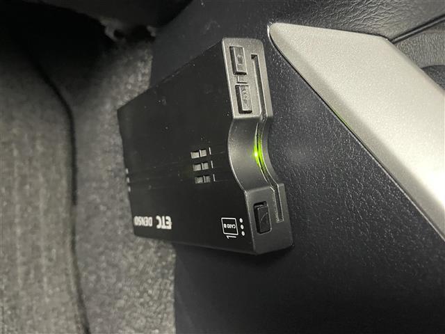 【ETC】有料道路を利用する際に料金所で停止することなく通過できる、ETC車載器（ノンストップ自動料金収受システム機器）が装備されています。セットアップを行うことで利用可能になります。