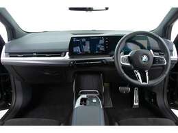 メーターパネルとセンターディスプレイが一体化された「BMWカーブドディスプレイ」が目を引くインテリアです。