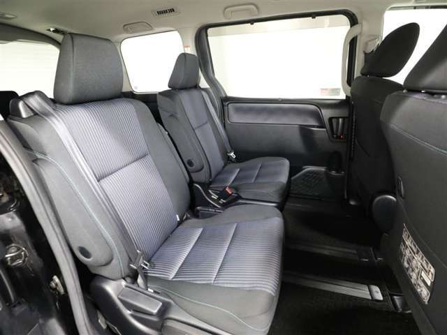 後席もゆとりあるスペースをしっかり確保しています。