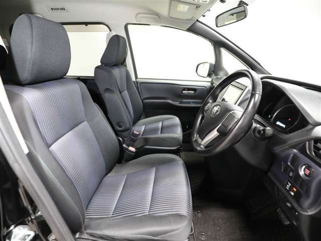 ゆったり室内で運転もしやすいです♪使い勝手の良い配置も考えられています！！
