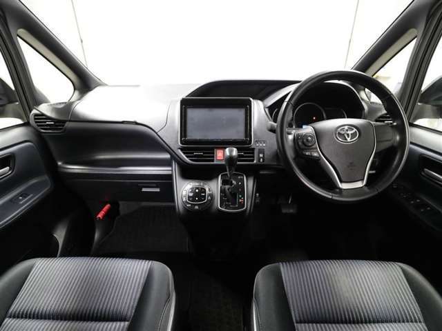 しっかりまとまった感のあるインパネ。各操作スイッチなども使いやすい位置に配置されていますよ。