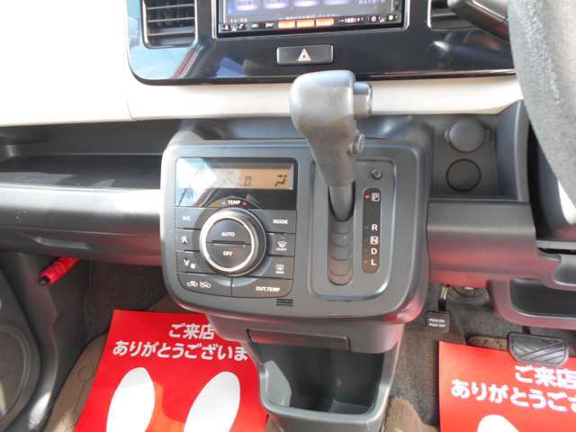 発進時や後退時に操作するシフトレバーです。操作のしやすさが肝になってきます。ぜひ一度体感してください。