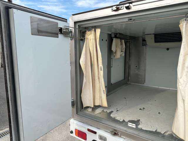 会社名ステッカーの作成・イメージカラー塗装などお気軽に御相談下さい！全塗装、ステッカーラッピング実績ございます。専門業者とも打ち合わせご希望のお車に仕上げます！