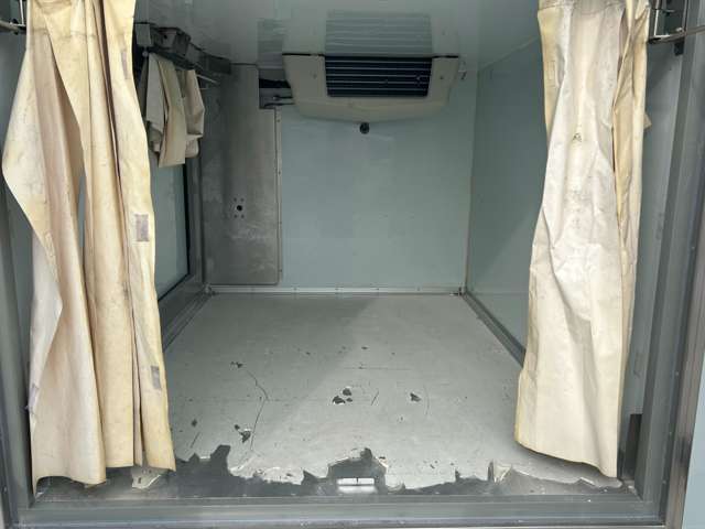 内外装クリーニングを行っております。トラックでは荷台再塗装や下回りの塗装も行っております。是非現車でもご確認下さい！！きっとご満足頂けます！