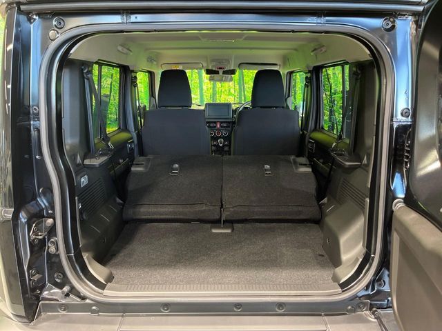 普段のお買い物や通勤、送迎等に十分な荷室スペースを確保しております。セカンドシートを倒すと、大きな荷物の積載も可能です♪