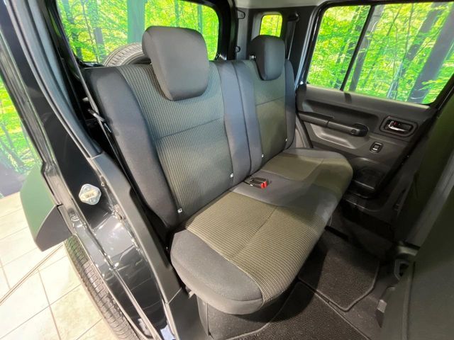 後部座席も気になるようなキズ・汚れやへたり等、大きなダメージはなく、良好な状態です。