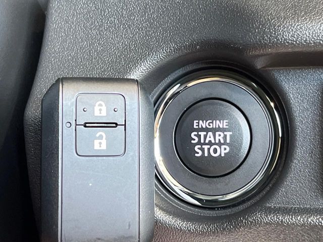 【キーレススタートシステム】カバンやポケットに入れたままでもドアの施錠・解錠が可能なスマートキーを装備。エンジンのオン・オフ時もカギを取り出す必要が無いからとっても便利です♪