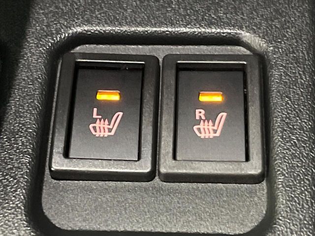 【シートヒーター】寒い日に重宝するシートヒーター！エアコンより早く温まってくれるので寒がりの人も安心ですね♪エアコンの温風は乾燥するから苦手、という方にもをおすすめです。