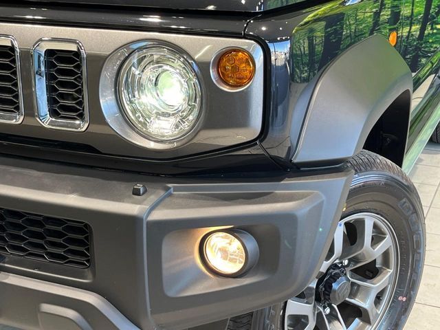 【LEDヘッドライト】悪天候や夜間走行時も良好な視界を確保し安心して運転できる高輝度LEDヘッドライトを装備！点灯速度が早く、消費電力も抑えられています。