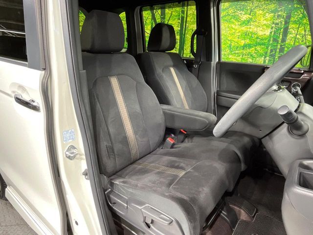 運転席まわりには十分なスペースがあり、大柄な方でもゆったり運転していただける環境です。