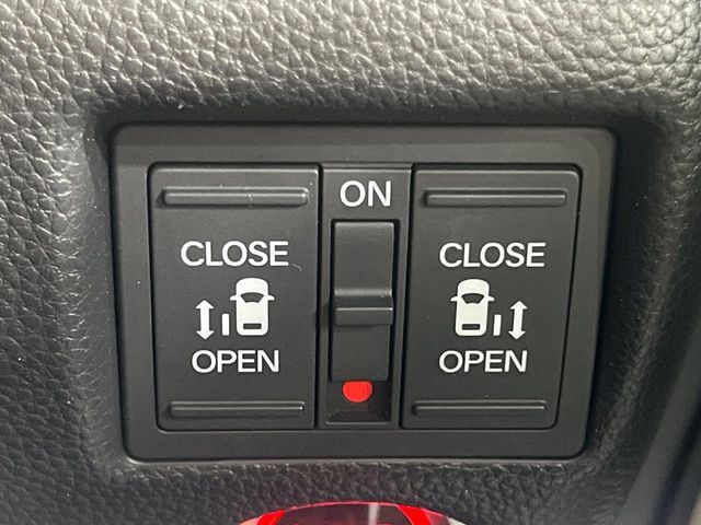 【両側パワースライドドア】スマートキーや運転席のスイッチで後席両側スライドドアの開閉が可能♪電動だから力を入れてドアを開ける必要が無く、小さなお子様でも簡単に開け閉めでき快適です♪