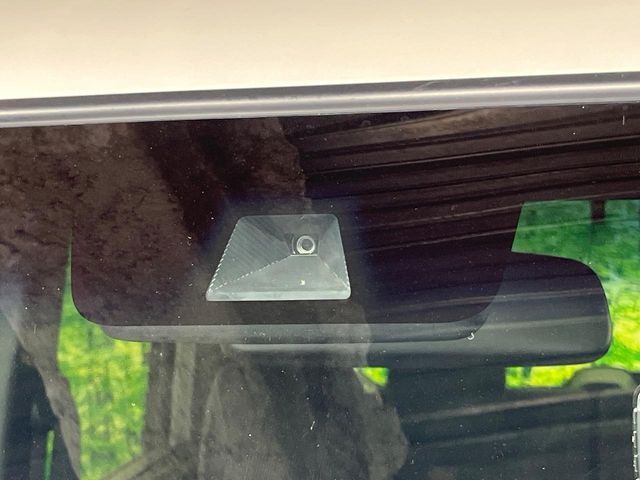 【ホンダセンシング】走行中に前方の車両等を認識し、衝突しそうな時は警報とブレーキで衝突回避と被害軽減をアシスト。より安全にドライブをお楽しみいただけます。