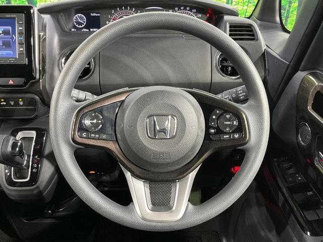 【ステアリングスイッチ】運転中、前方から目線をそらすことなく、オーディオ等の操作が可能な便利機能！安心＆快適なドライブを演出してくれます♪