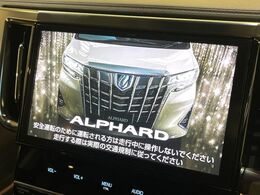 【純正10型ナビ】人気の大型10インチナビを装備。存在感のある大画面はインパクト大！ナビ利用時のマップ表示は見やすく、テレビやDVDは臨場感がアップ！いつものドライブがグッと楽しくなります♪