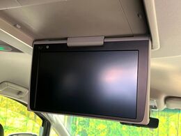 【フリップダウンモニター】大画面モニターで後席でもエンタメをお楽しみいただけます。小さなお子様にも大人気の装備です♪