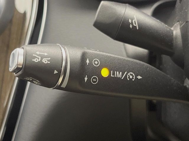 ●レーダークルーズコントロール：前の車との車間距離を一定にとりつつ、一定速度で自動走行してくれる次世代のクルーズコントロール！主に高速道路や自動車専用道路で使用する便利な機能です！
