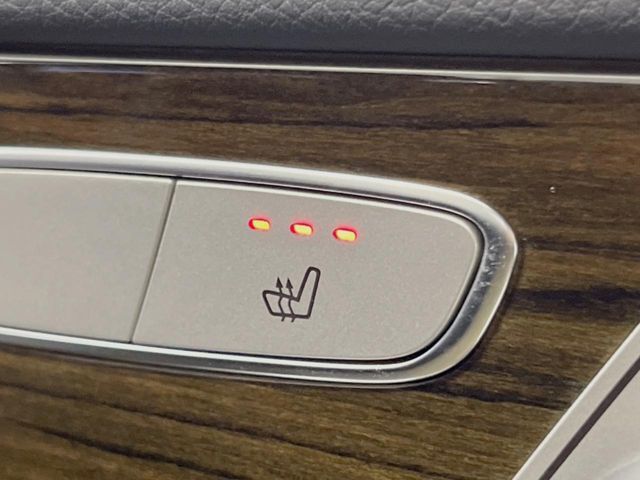 ●フロントシートヒーティング：運転席・助手席共に三段階で調節が可能なシートヒーターを装備しております。季節を問わず快適にご使用いただけます。